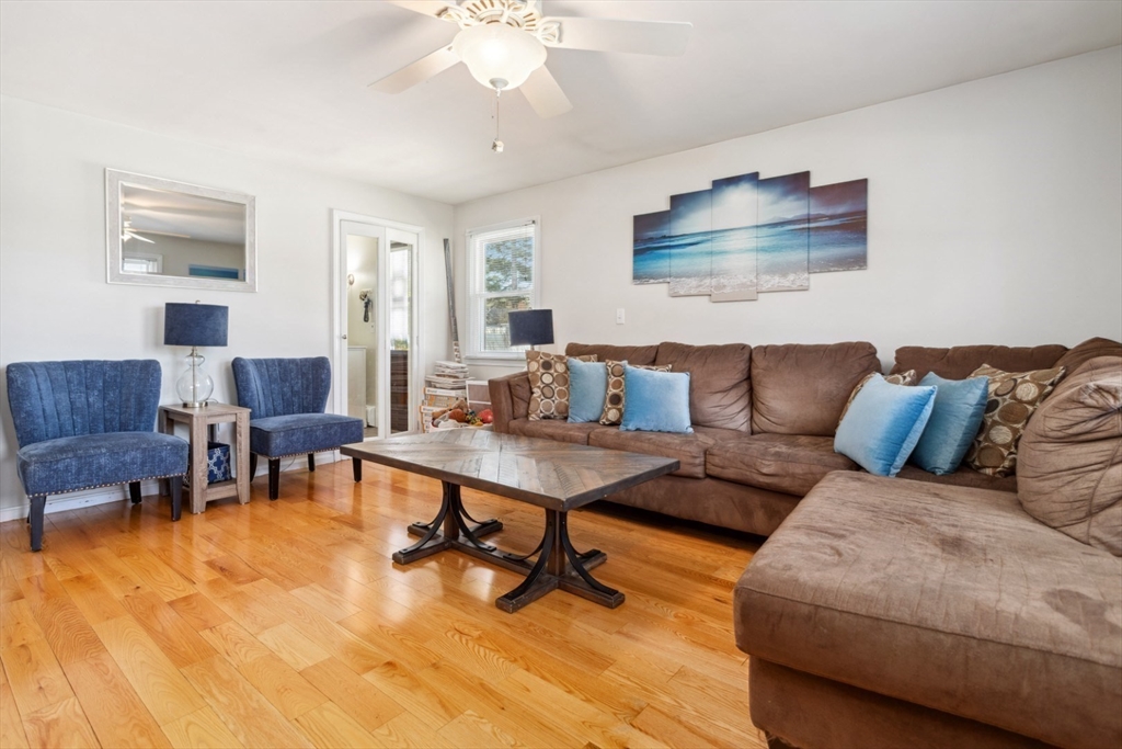 Wilmington, Massachusetts 01887, United States, 3 Bedrooms Bedrooms, ,2 BathroomsBathrooms,Residential,Pending,124022