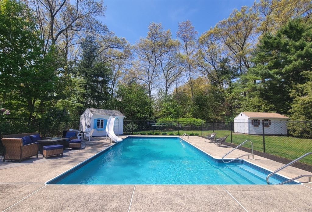 Wilmington, Massachusetts 01887, United States, 3 Bedrooms Bedrooms, ,2 BathroomsBathrooms,Residential,Pending,124022