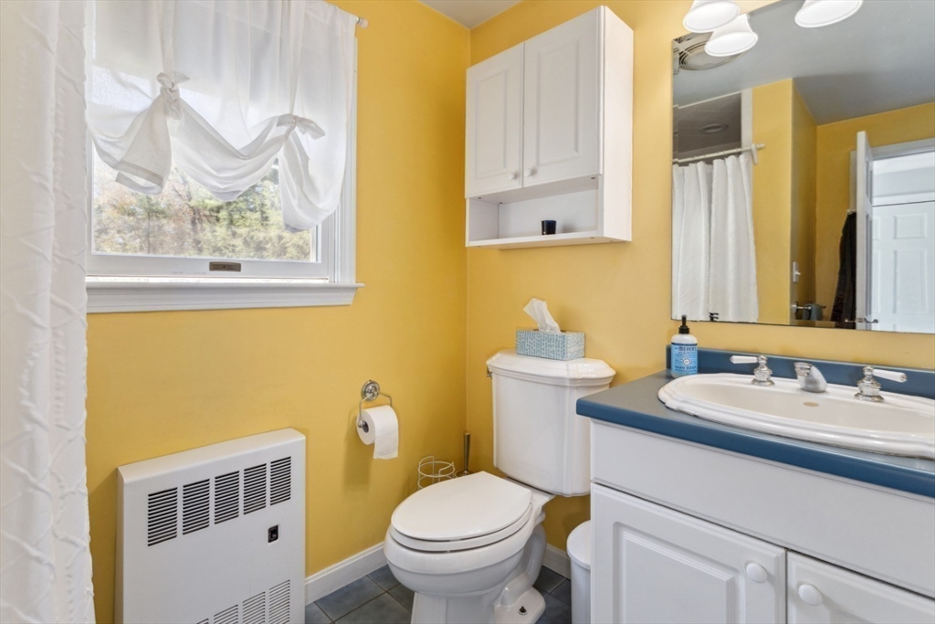 Wilmington, Massachusetts 01887, United States, 3 Bedrooms Bedrooms, ,2 BathroomsBathrooms,Residential,Pending,124022