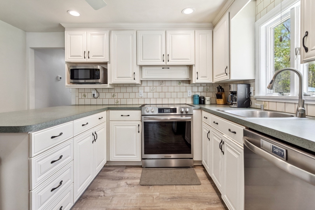 Wilmington, Massachusetts 01887, United States, 3 Bedrooms Bedrooms, ,2 BathroomsBathrooms,Residential,Pending,124022