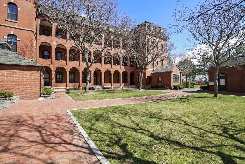 100 Captains Row 301