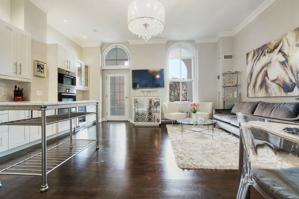 100 Captains Row 301