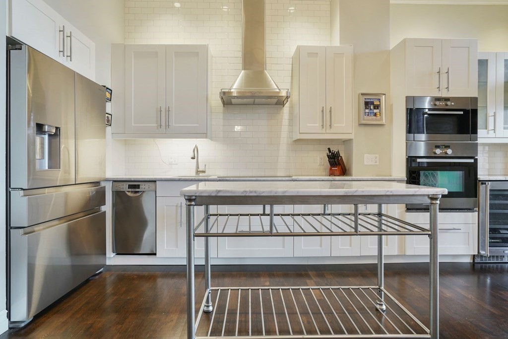 100 Captains Row 301