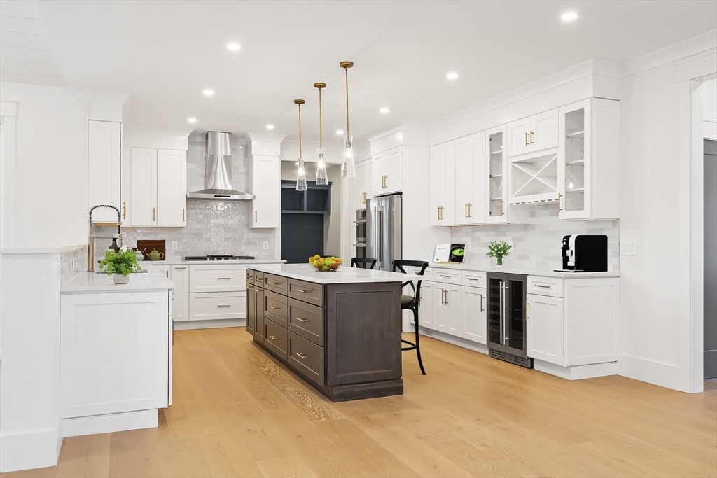 Natick, Massachusetts 01760, United States, 5 Bedrooms Bedrooms, ,5 BathroomsBathrooms,Residential,Pending,114227