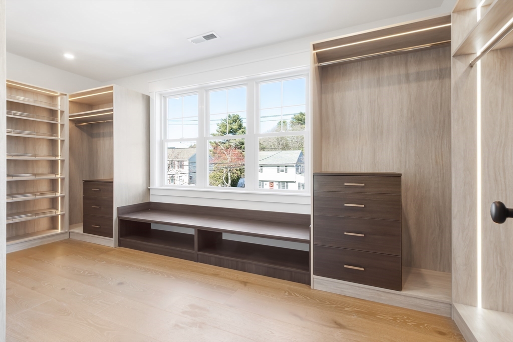 Natick, Massachusetts 01760, United States, 5 Bedrooms Bedrooms, ,5 BathroomsBathrooms,Residential,Pending,114227