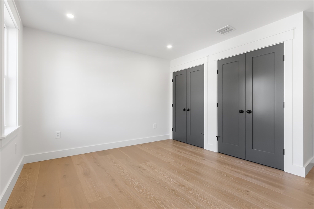 Natick, Massachusetts 01760, United States, 5 Bedrooms Bedrooms, ,5 BathroomsBathrooms,Residential,Pending,114227