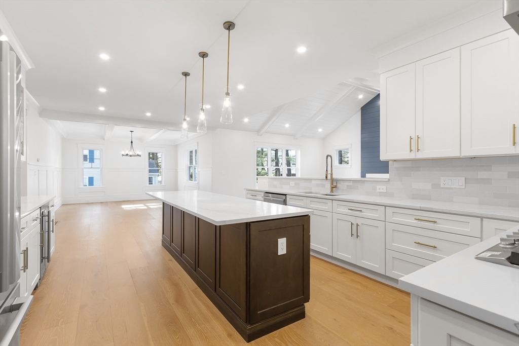 Natick, Massachusetts 01760, United States, 5 Bedrooms Bedrooms, ,5 BathroomsBathrooms,Residential,Pending,114227