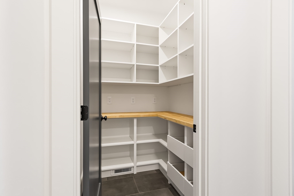 Natick, Massachusetts 01760, United States, 5 Bedrooms Bedrooms, ,5 BathroomsBathrooms,Residential,Pending,114227