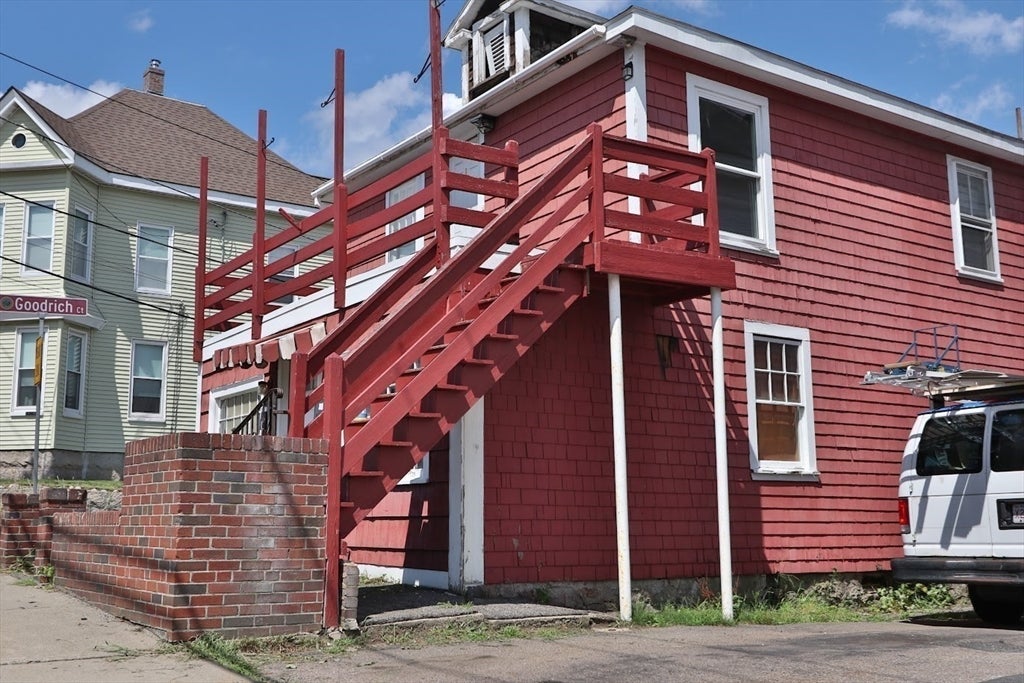 32 N Bow Street
