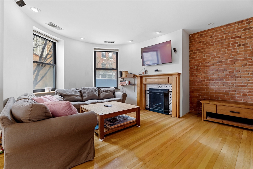 79 Gainsborough St 103