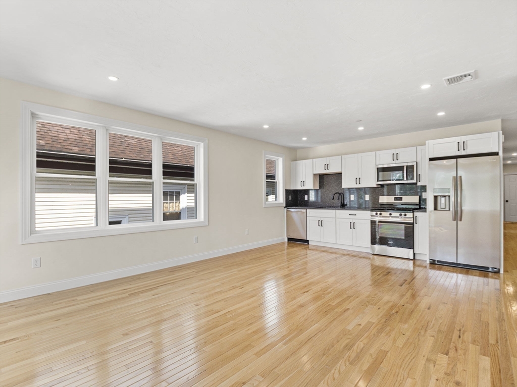 Revere, Massachusetts 02151, United States, 3 Bedrooms Bedrooms, ,2 BathroomsBathrooms,Residential,Contingent,207283