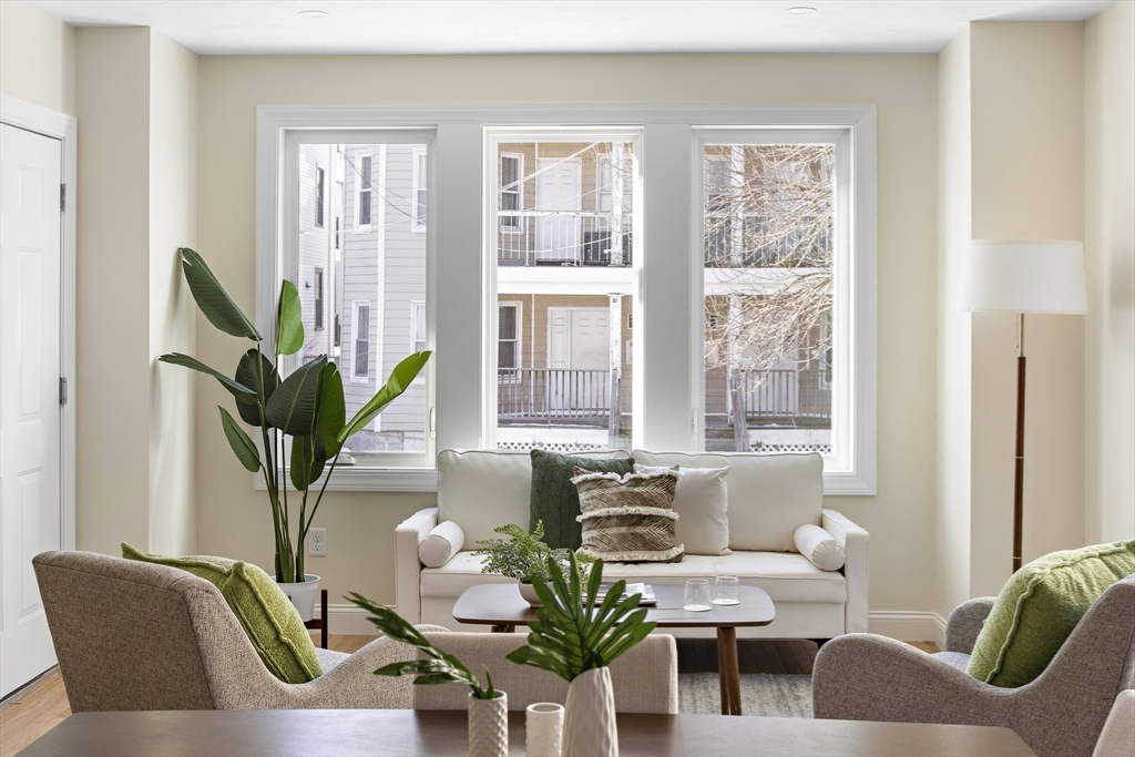 Revere, Massachusetts 02151, United States, 3 Bedrooms Bedrooms, ,2 BathroomsBathrooms,Residential,Contingent,207283