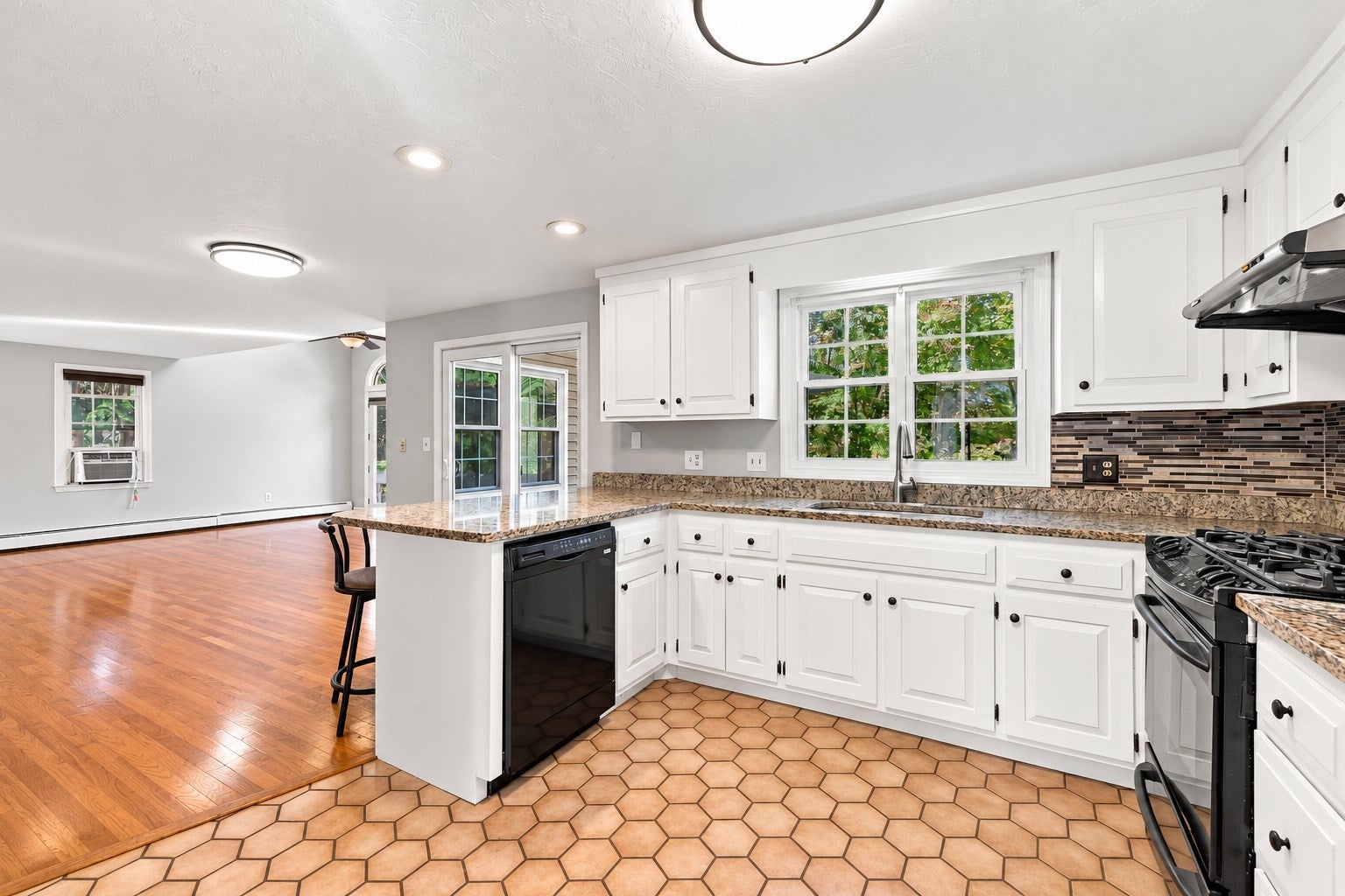 293 Davis St, Northborough, MA Photo #15