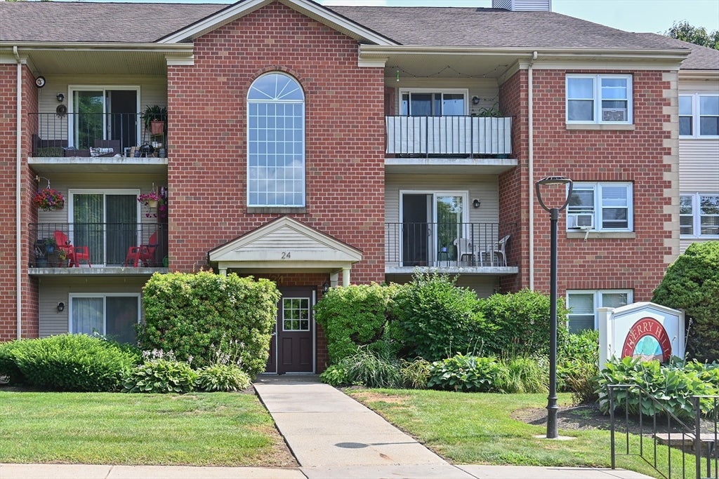 24 Maple Crest Cir #F, Holyoke, MA, 24 Maple Crest Cir #F, Holyoke, MA Photo #2