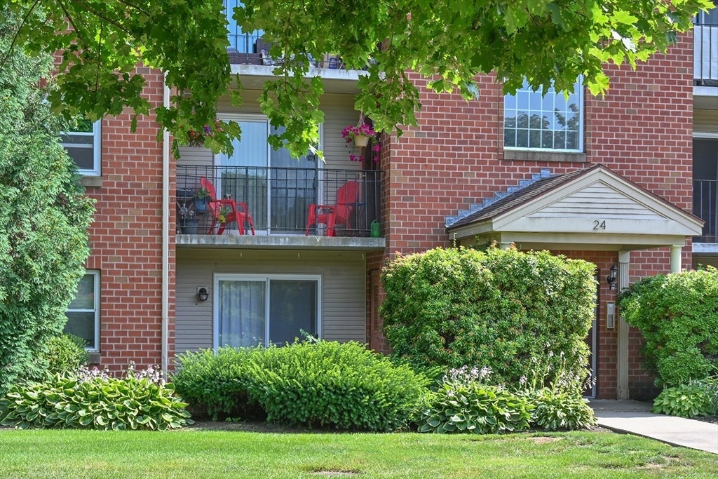 24 Maple Crest Cir #F, Holyoke, MA, 24 Maple Crest Cir #F, Holyoke, MA Photo #4