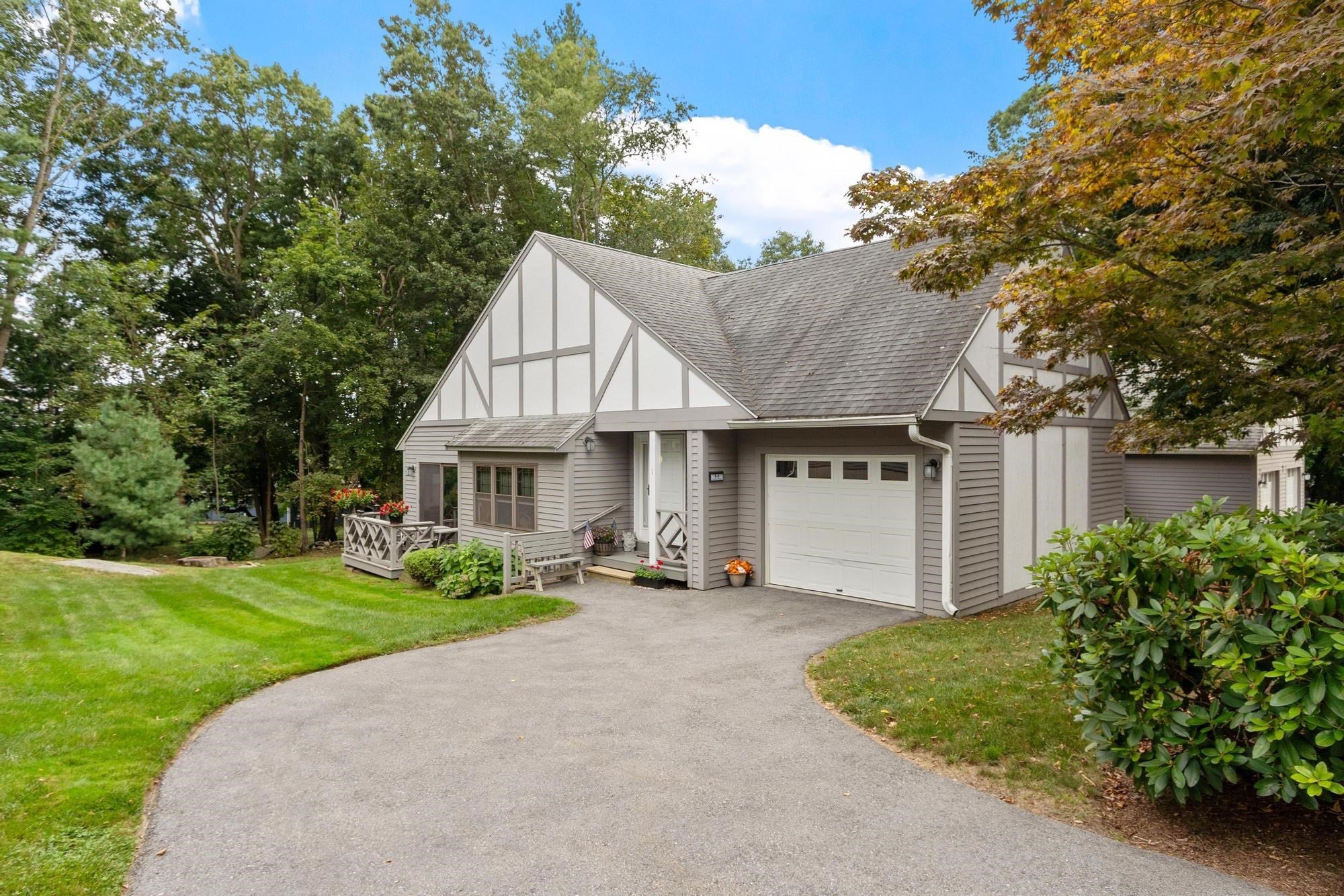 Photo of 1 Victoria Dr, Auburn, MA