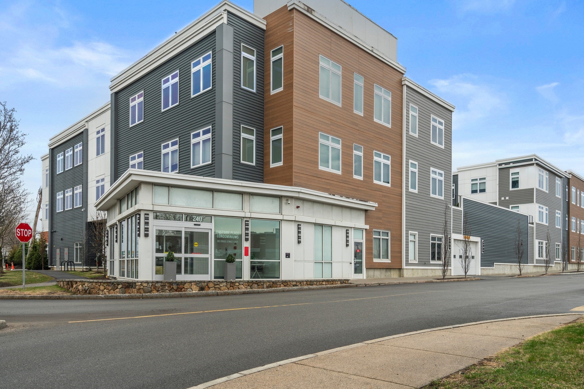 60 Cross St E St