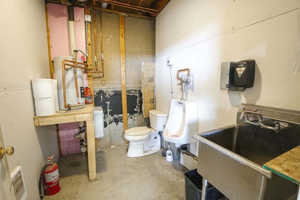 Leominster, Massachusetts 01453, United States, ,2 BathroomsBathrooms,Commercial,Active,123104