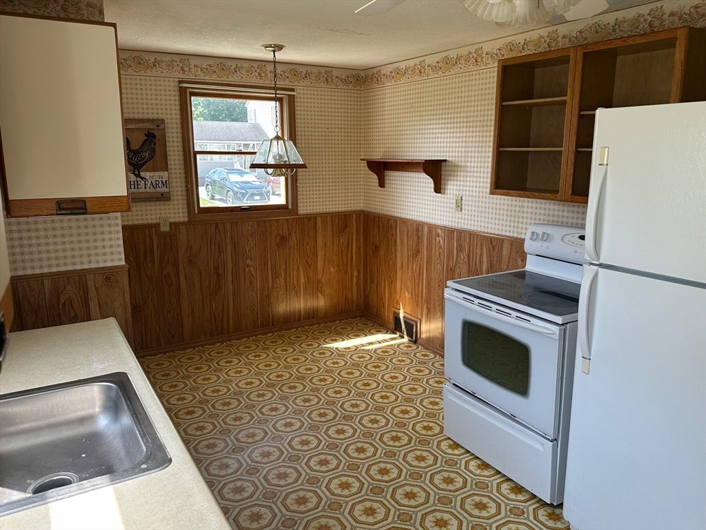 42 Clairmont Ave, Chicopee, MA Photo #9