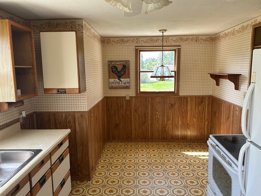 42 Clairmont Ave, Chicopee, MA Photo #8
