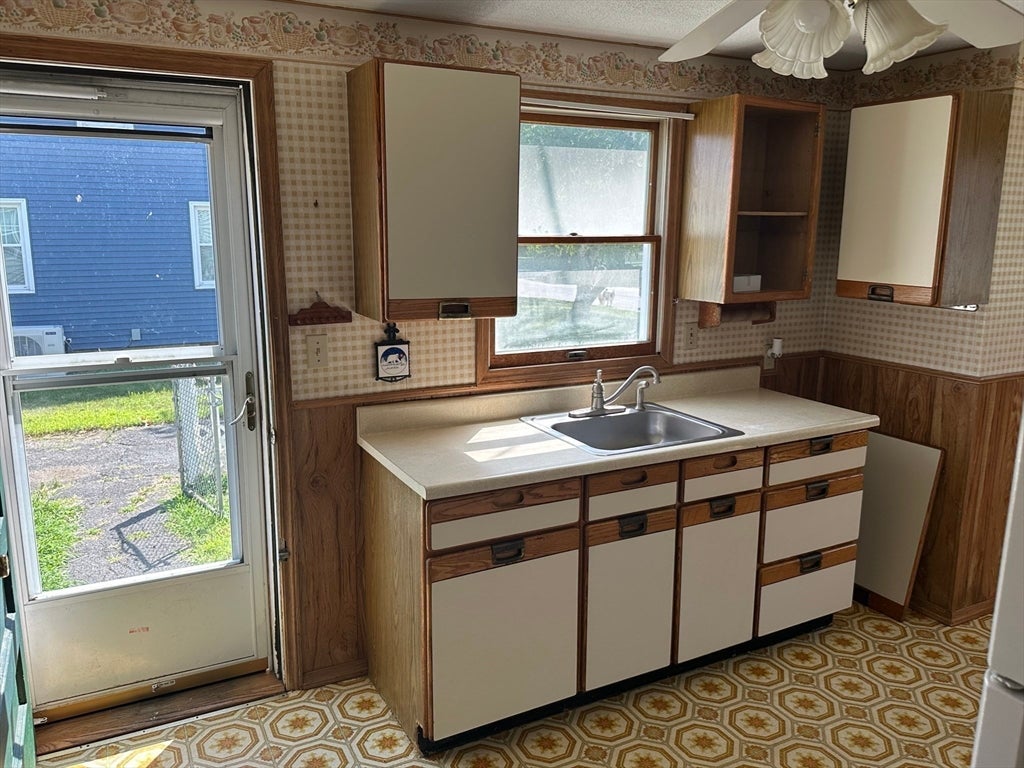 42 Clairmont Ave, Chicopee, MA Photo #10