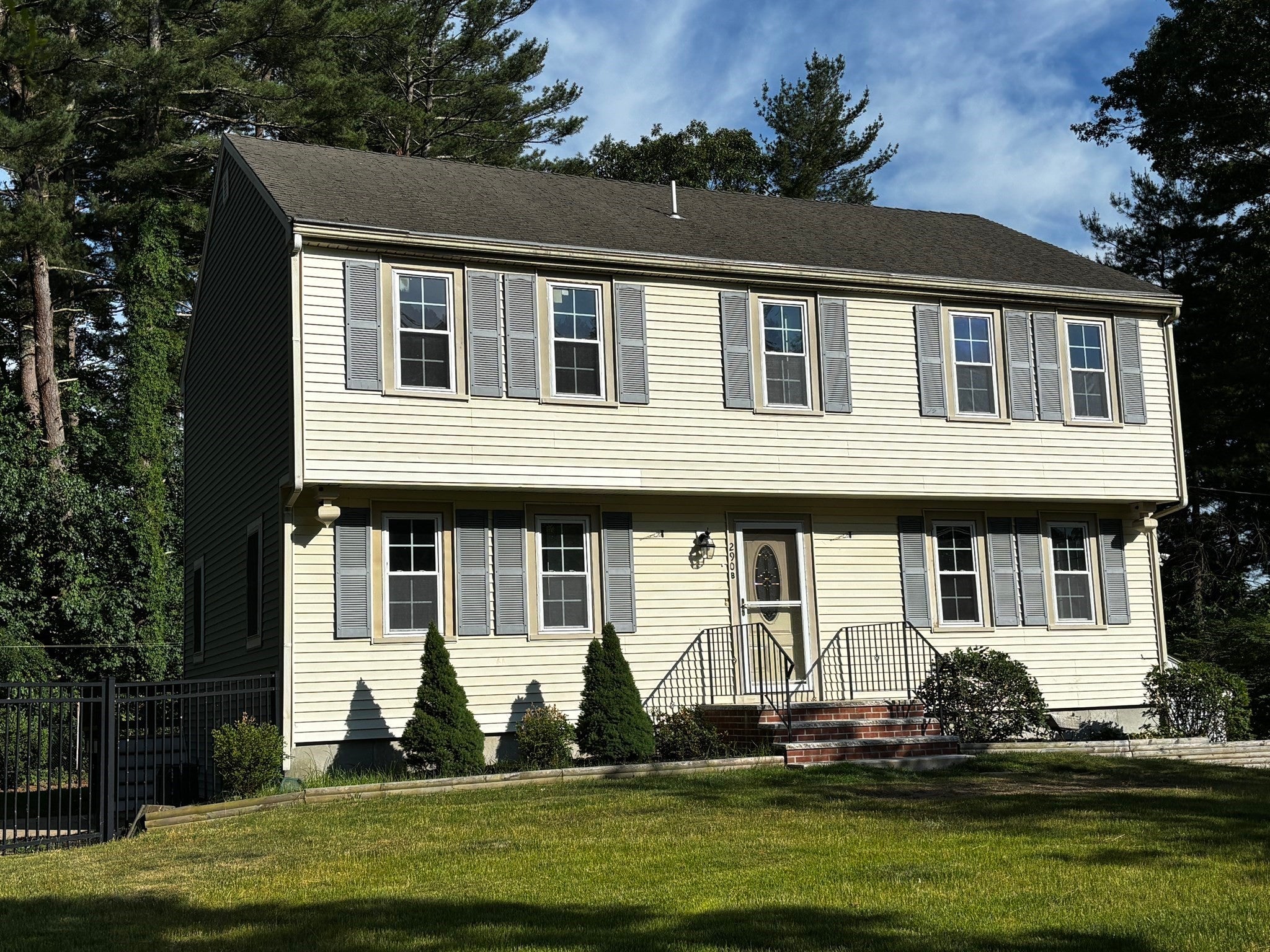 290 Center St