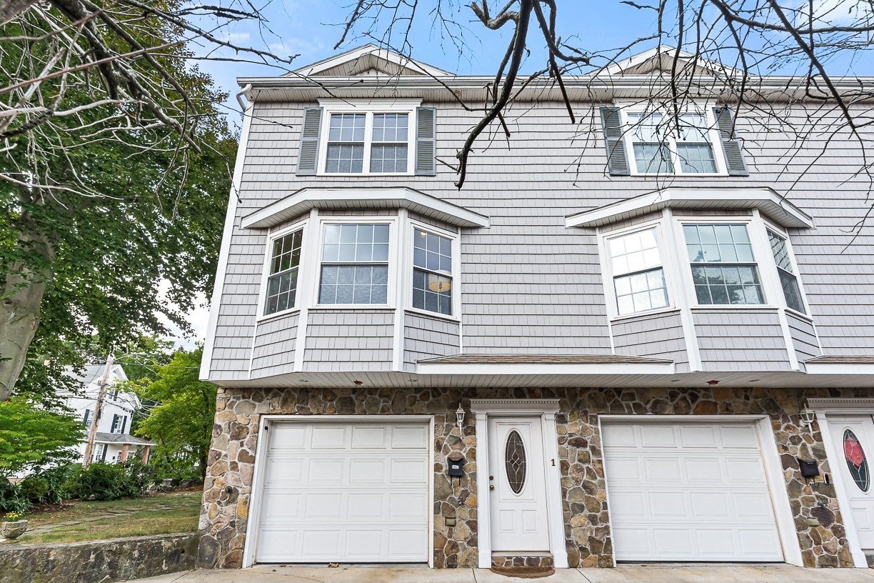 Photo of 37 Pond St, Waltham, MA