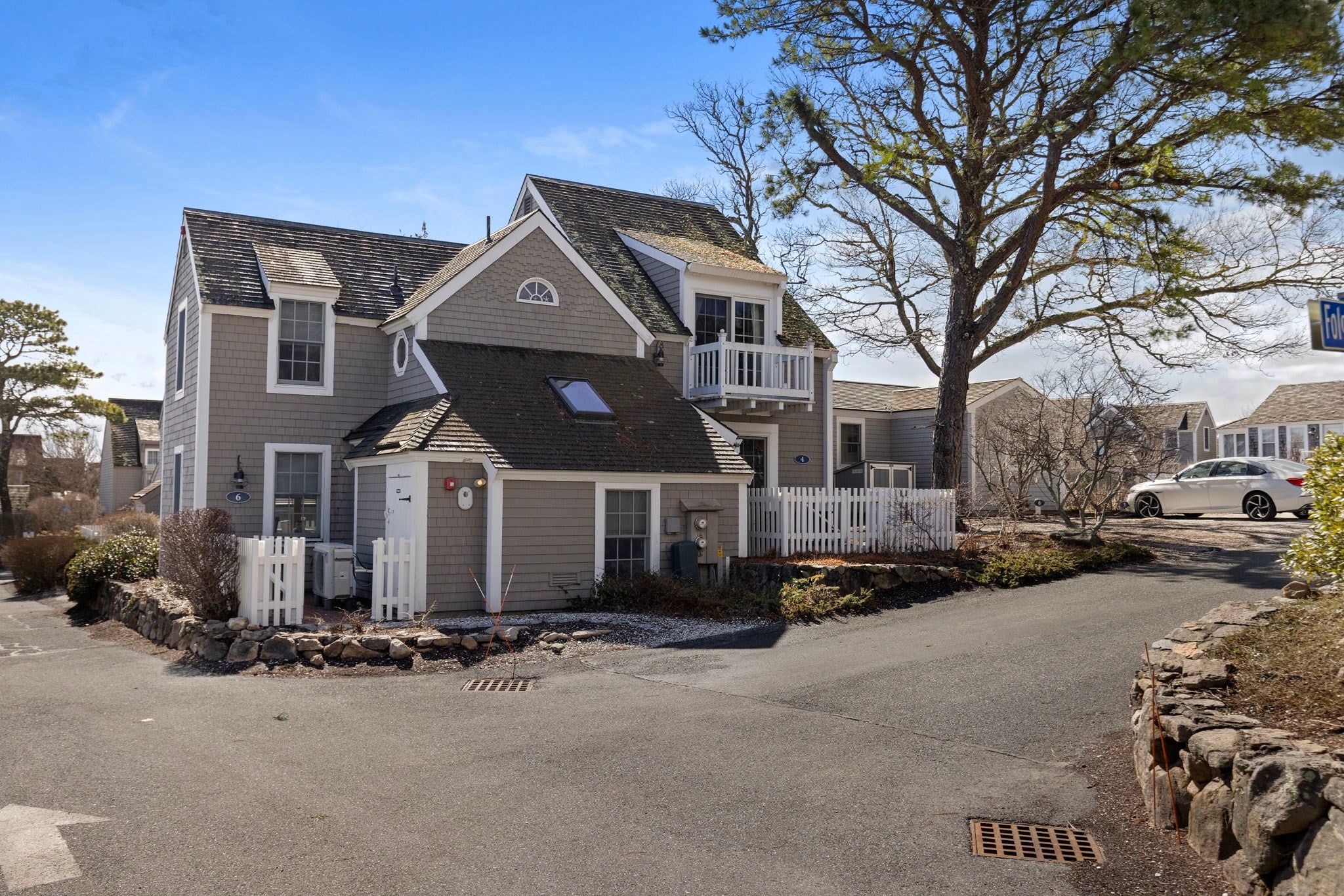 4 Hyannis Point Rd 4