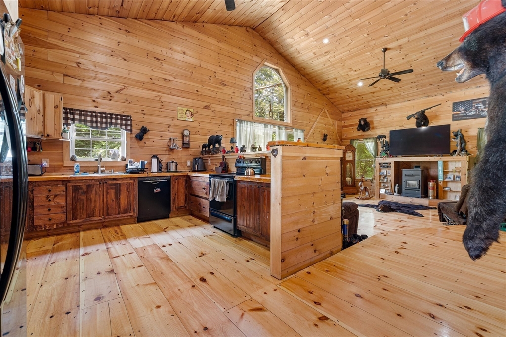 8 Oakwood Rd, Brimfield, MA Photo #7
