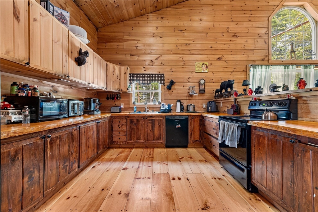 8 Oakwood Rd, Brimfield, MA Photo #6