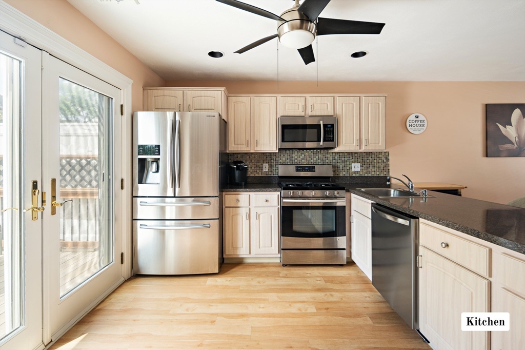 Boston, Massachusetts 02128, United States, 3 Bedrooms Bedrooms, ,3 BathroomsBathrooms,Residential,Active,232917