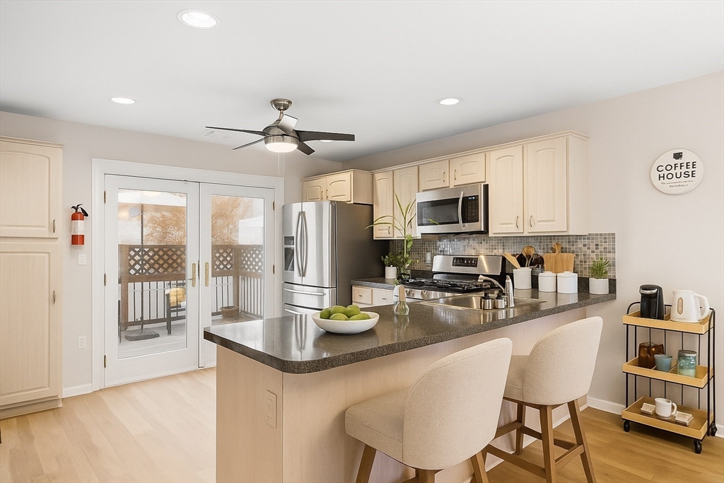 Boston, Massachusetts 02128, United States, 3 Bedrooms Bedrooms, ,3 BathroomsBathrooms,Residential,Active,232917