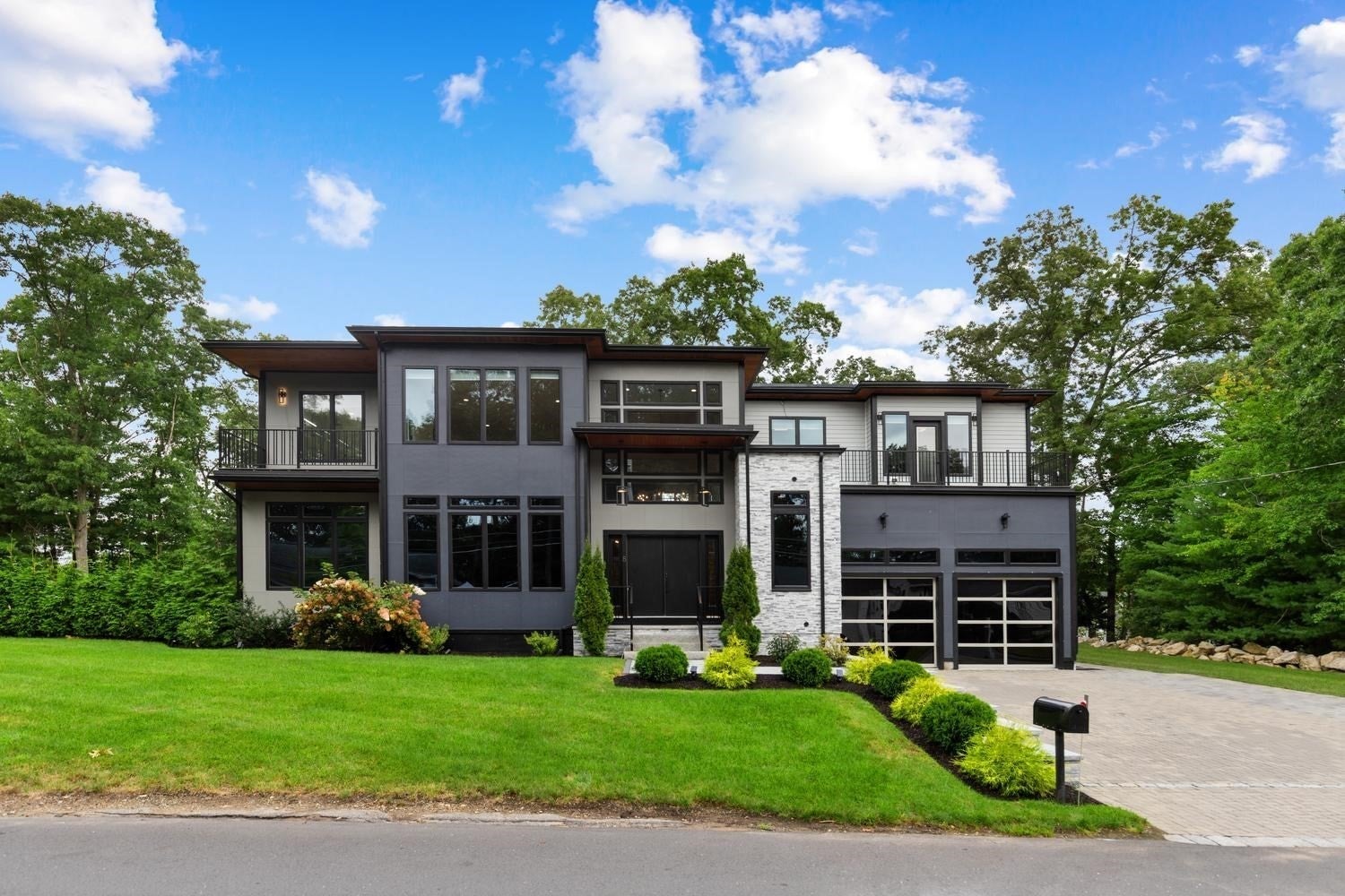 8 Jonathan Road, Burlington, MA Photo #2