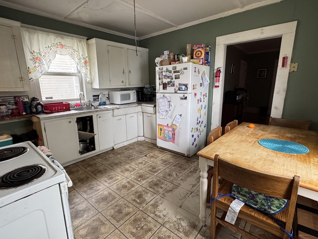 Framingham, Massachusetts 01702, United States, 12 Bedrooms Bedrooms, ,4 BathroomsBathrooms,Residential,Pending,139157