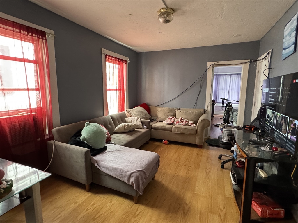 Framingham, Massachusetts 01702, United States, 12 Bedrooms Bedrooms, ,4 BathroomsBathrooms,Residential,Pending,139157