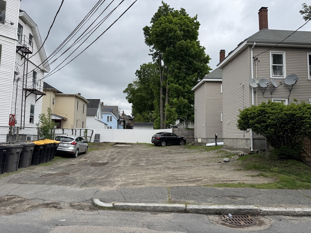 Framingham, Massachusetts 01702, United States, 12 Bedrooms Bedrooms, ,4 BathroomsBathrooms,Residential,Pending,139157