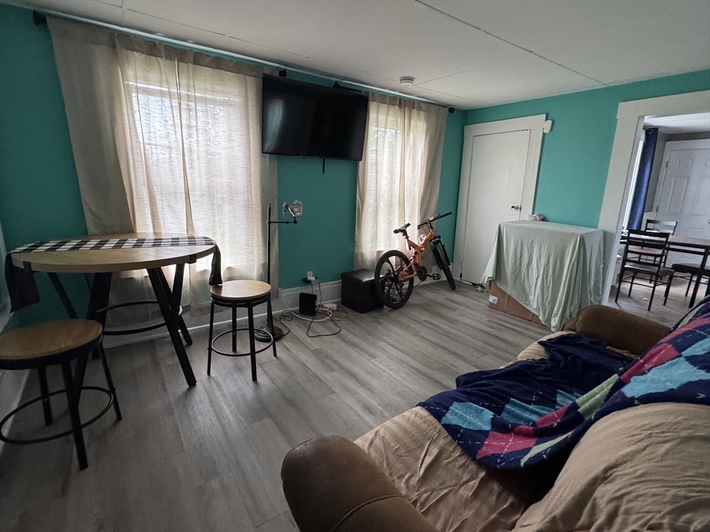 Framingham, Massachusetts 01702, United States, 12 Bedrooms Bedrooms, ,4 BathroomsBathrooms,Residential,Pending,139157