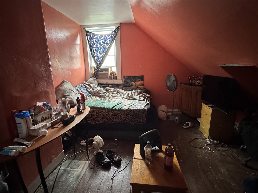 Framingham, Massachusetts 01702, United States, 12 Bedrooms Bedrooms, ,4 BathroomsBathrooms,Residential,Pending,139157