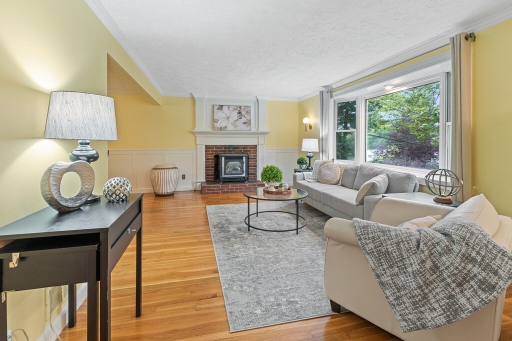 Framingham, Massachusetts 01701, United States, 3 Bedrooms Bedrooms, ,2 BathroomsBathrooms,Residential,Pending,186162