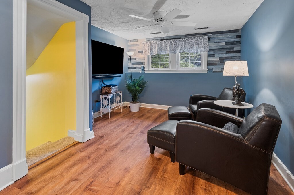 Framingham, Massachusetts 01701, United States, 3 Bedrooms Bedrooms, ,2 BathroomsBathrooms,Residential,Pending,186162