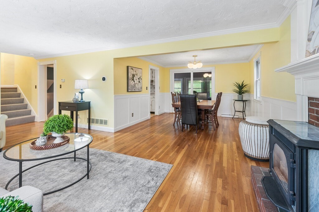 Framingham, Massachusetts 01701, United States, 3 Bedrooms Bedrooms, ,2 BathroomsBathrooms,Residential,Pending,186162