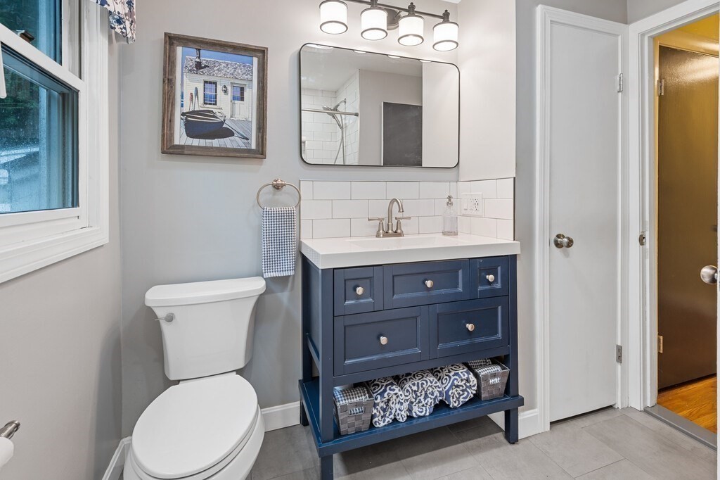 Framingham, Massachusetts 01701, United States, 3 Bedrooms Bedrooms, ,2 BathroomsBathrooms,Residential,Pending,186162