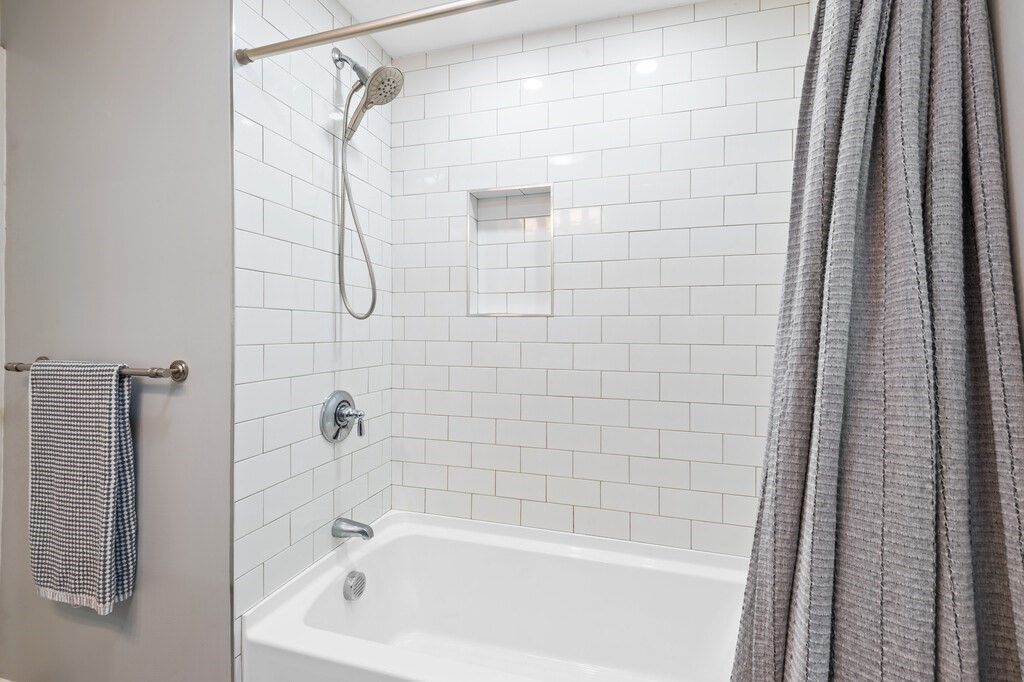 Framingham, Massachusetts 01701, United States, 3 Bedrooms Bedrooms, ,2 BathroomsBathrooms,Residential,Pending,186162