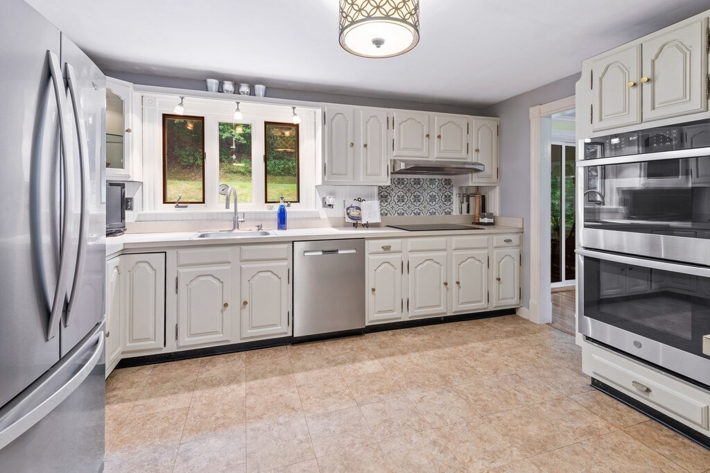 Framingham, Massachusetts 01701, United States, 3 Bedrooms Bedrooms, ,2 BathroomsBathrooms,Residential,Pending,186162