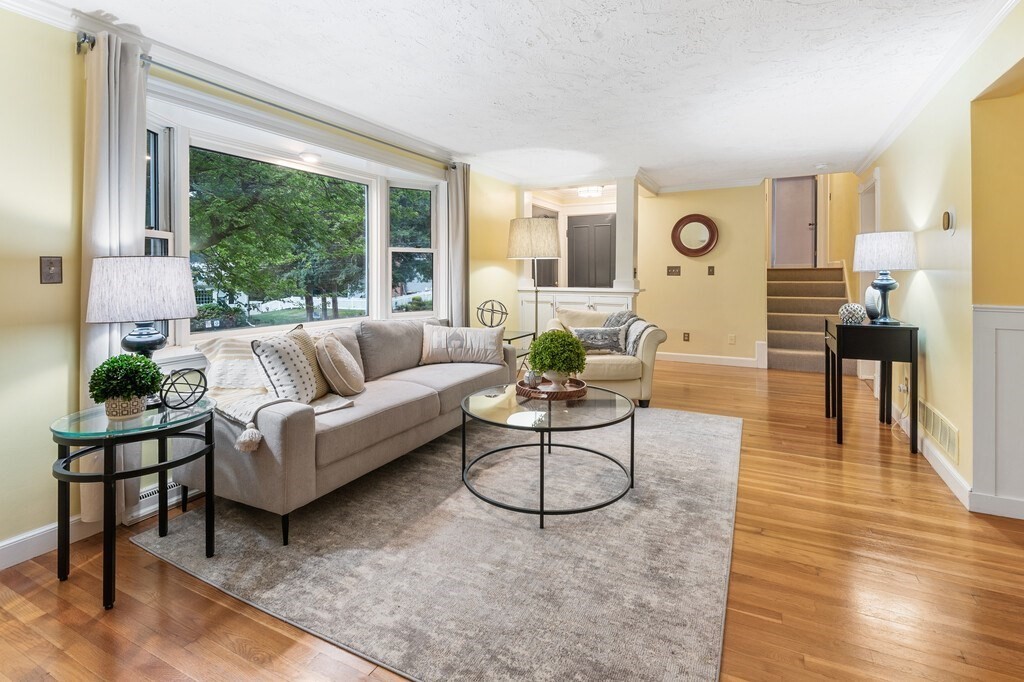 Framingham, Massachusetts 01701, United States, 3 Bedrooms Bedrooms, ,2 BathroomsBathrooms,Residential,Pending,186162