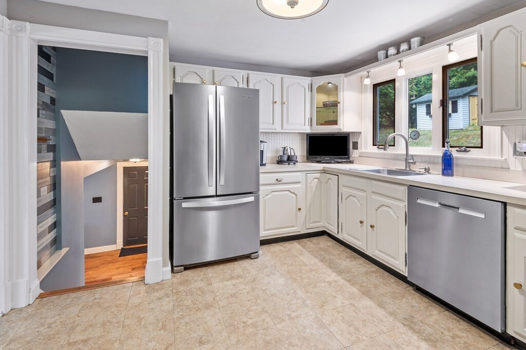 Framingham, Massachusetts 01701, United States, 3 Bedrooms Bedrooms, ,2 BathroomsBathrooms,Residential,Pending,186162