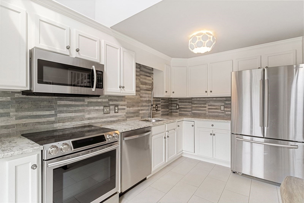 33 Barker Square Dr 33