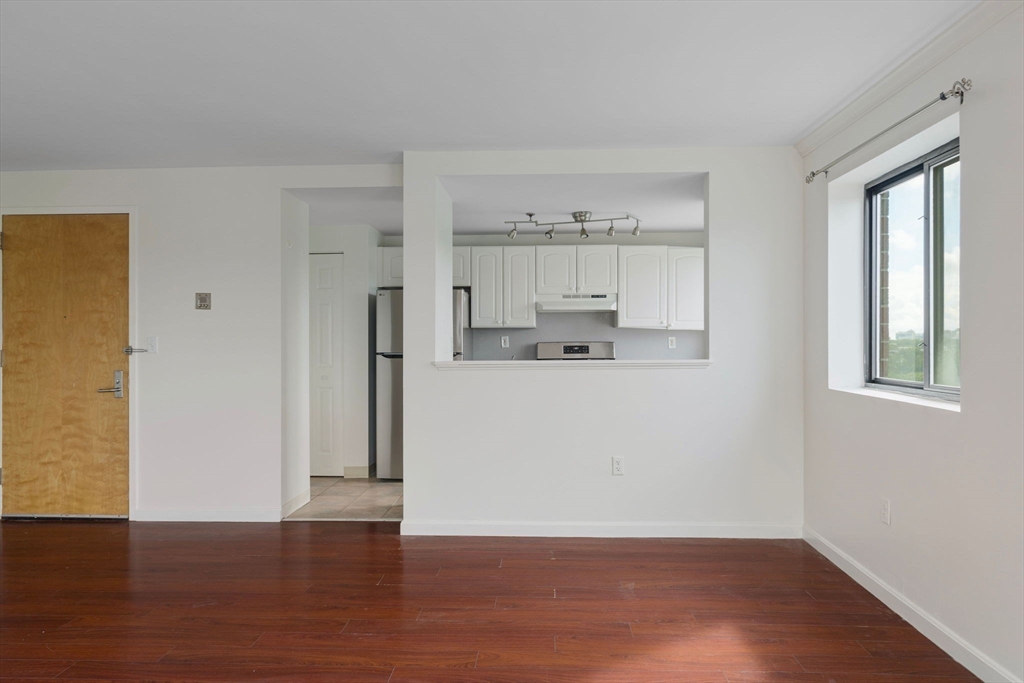 15 N Beacon St 1003