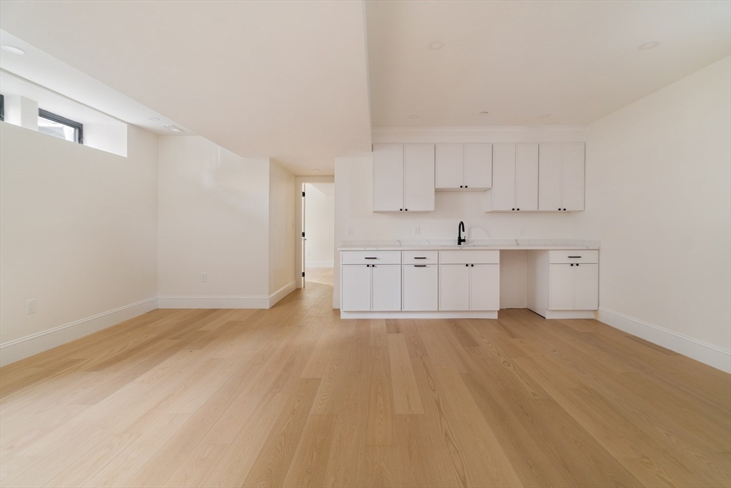 Somerville, Massachusetts 02145, United States, 7 Bedrooms Bedrooms, ,7 BathroomsBathrooms,Residential,Active,242715