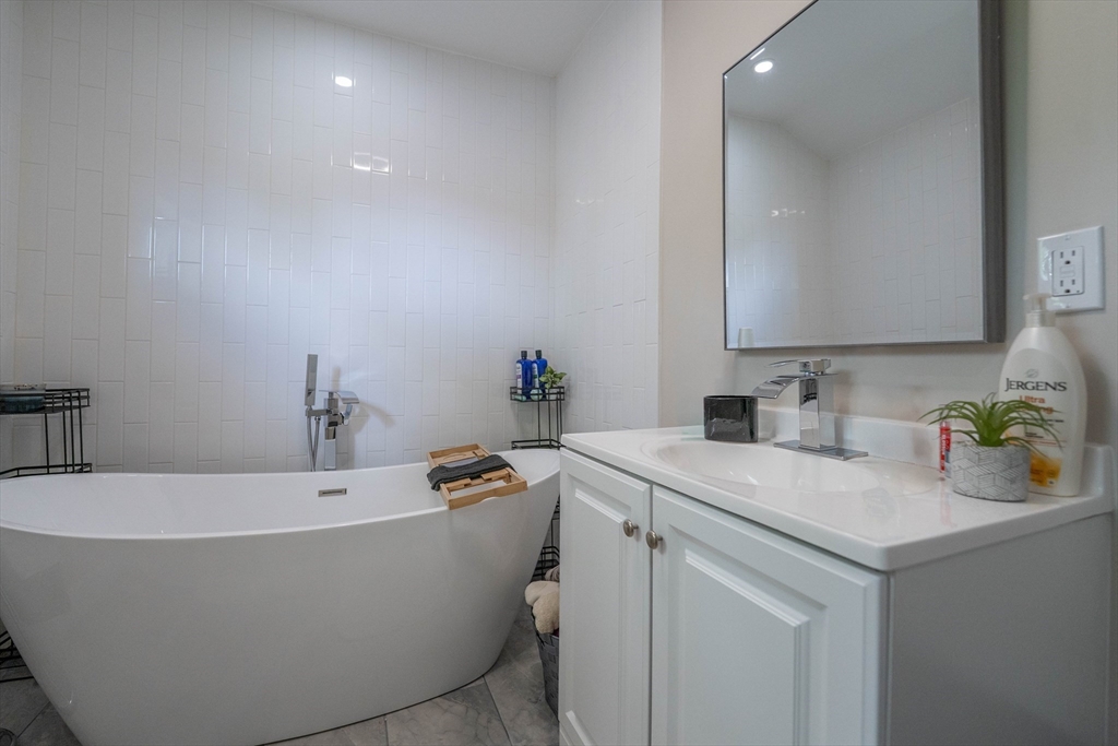 14 Ludlow St, Acushnet, MA Photo #15